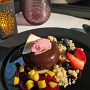 13.03.2024 - Qatar Airways - Airbus A350-1041 - Doha - Incheon - A7-AOC - QR 858 - 3K/QSuite - 8:11 Std.<br />Chocolate caraway mousse with raspberry cremeux<br />vanilla crumble, mango and berries<br /><br />