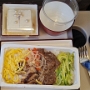 17.03.2024 - Asiana - Airbus A330-323 - Gimpo - Tokyo/Haneda - HL7793 - OZ1045 - 12A - 1::43 Std.<br />Bei einem 90-minütigen Flug gab es richtig was zu essen, sogar mit Bier. 
