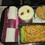 03.04.2024 - Qatar Airlines - Boeing 777-367ER - A7-BOB - Hongkong -  Doha - QR817  - 33A - 9:02 Std<br />Vegetable fried egg noodles choy sum