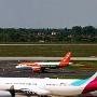 Eurowings - Airbus A340-313 - OO-SCW<br />easyJet - Airbus A319-111 - OE-LQY - "Europcar" Sticker<br />DUS 14.5.2019 13:17 - Besucherterrasse