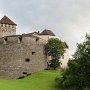 Das Schloss Vaduz ist auf einer Felsterrasse rund 120 Meter über der Gemeinde Vaduz gelegen. Nach Westen wird das Schloss durch fast senkrechte Berghänge vom Rheintal abgegrenzt, während sich im Norden, Osten und Süden eine kleinere Ebene erstreckt.