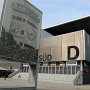 Das Stadion Wankdorf (bis Juni 2020 Stade de Suisse Wankdorf Bern) ist ein Fussballstadion, das im Wankdorffeldquartier der Schweizer Stadt Bern im gleichnamigen Kanton steht. Es ist die Heimspielstätte des Fussballvereins BSC Young Boys und ist nach dem St. Jakob Park in Basel das zweitgrösste Stadion des Landes. Es wurde nach dem Abriss des alten Stadions Wankdorf im Jahr 2001 gebaut, 2005 offiziell fertiggestellt und umfasst neben der Funktion als Fussballstadion auch ein Einkaufszentrum, eine Schule, einige Wohnungen und ein Solarkraftwerk. <br />Das Wahrzeichen des alten Wankdorfs war die Stadion-Uhr von Longines. Da vor allem dieser Teil des Stadions weltberühmt war, wurde diese Uhr Anfang Dezember 2007 auf dem Platz vor dem Stadion wieder aufgestellt. Dabei werden alle erhaltenen und renovierten Originalteile verwendet. Die Anzeige zeigte zuerst das Ergebnis des WM-Finals 1954: Ungarn – Deutschland 2:3 an. Seit dem 28. April 2018 hingegen zeigt die Uhr das Resultat jenes Spiels an, mit dem sich die Berner Young Boys zum ersten Mal seit 32 Jahren den Meistertitel sicherten. 