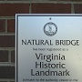 Die Natural Bridge ist eine geologische Formation sowie ein National Historic Landmark in Rockbridge County, Virginia, USA. Die Natural Bridge ist Teil des Shenandoah National Parks und liegt in der Nähe des Blue Ridge Parkways.<br /><br />Entstanden ist die Natural Bridge durch Auswaschungen, die der Cedar Creek, ein Nebenarm des James River, im Laufe der Zeit im Kalkstein hinterlassen hat. Bei einer Höhe von 67 m überspannt sie 27 m. In der unmittelbaren Umgebung befinden sich Hotels und Cabins (Ferienhäuser) sowie Einkaufsmöglichkeiten für Touristen, denen am Abend eine Sound- und Lichtshow angeboten wird. Des Weiteren gehören die tiefsten Höhlen im Osten der USA sowie ein Wachsfigurenkabinett zu den Attraktionen.